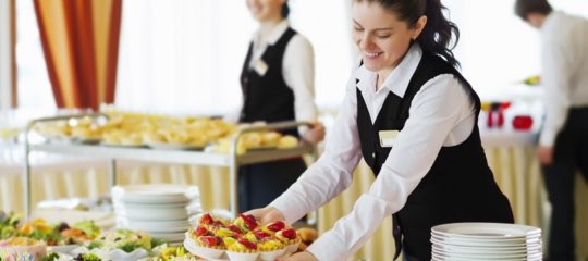 Photo d'illustration : une personne chargée du service traiteur